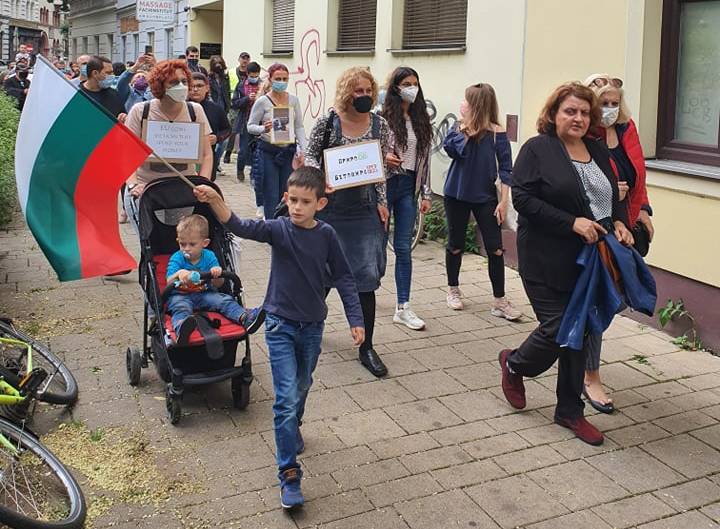 Протест във Виена деца